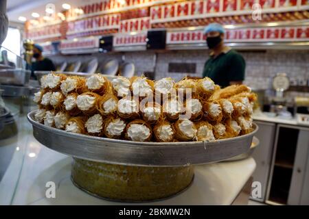 Sanaa, Yémen. 4 mai 2020. Les travailleurs préparent des bonbons pour les clients dans une boutique traditionnelle de bonbons Ramadan à Sanaa, au Yémen, le 4 mai 2020. Crédit: Mohammed Mohammed/Xinhua/Alay Live News Banque D'Images