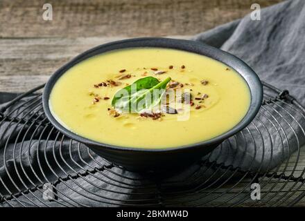 bol de soupe à la crème de légumes sur une table de cuisine en bois Banque D'Images