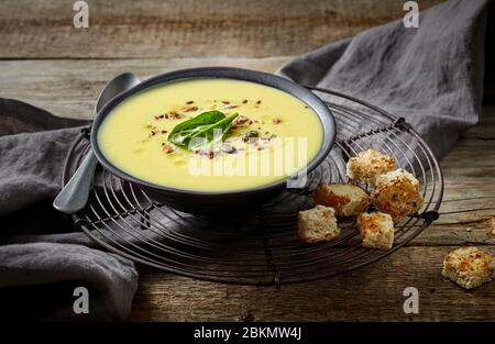 bol de soupe à la crème de légumes sur une table de cuisine en bois Banque D'Images