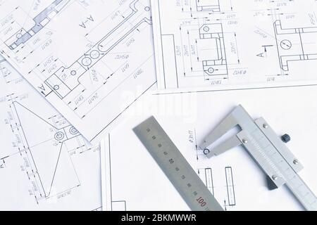 Vue de dessus d'un outil de mesure de compas, de la règle et des mises en plan détaillées.mises en plan techniques, détails métalliques. Banque D'Images
