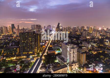 BANGKOK, THAÏLANDE - 1ER NOVEMBRE 2017 : vue sur les gratte-ciel de Bangkok au crépuscule, avec gratte-ciel et bâtiments. Banque D'Images