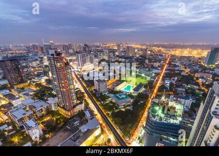 BANGKOK, THAÏLANDE - 1ER NOVEMBRE 2017 : vue sur les gratte-ciel de Bangkok au crépuscule, avec gratte-ciel et bâtiments. Banque D'Images