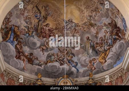 Dubrovnik, Croatie, 15 septembre 2019. Une fresque baroque détaillée au-dessus de l'autel dans l'église jésuite de Saint Ignace dans la vieille ville de Dub Banque D'Images