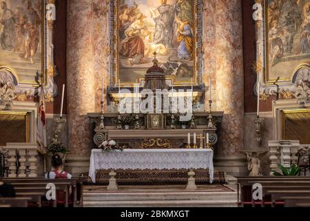 Dubrovnik, Croatie, 15 septembre 2019. L'intérieur de l'église jésuite de Saint Ignace avec l'autel et beaucoup de détails et de peintures baroques dans le Th Banque D'Images