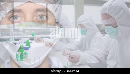 Illustration numérique d'une femme médecin portant un masque à la caméra plus de trois scientifiques Banque D'Images