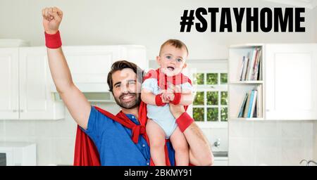 Homme caucasien et bébé portant des capes avec des mots #Stay Home au cours de la pandémie de coronavirus 19 Banque D'Images