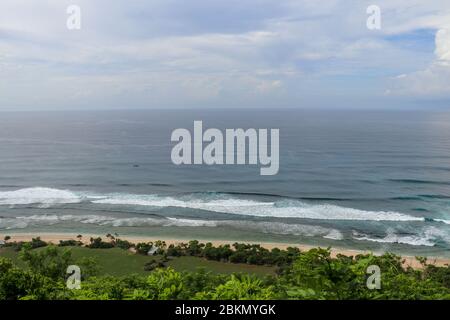 Vue aérienne de la plage de Nyang Nyang sur Bali en Indonésie. Un endroit populaire de surfeurs avec de grandes vagues dans l'océan Indien. Bateaux de pêche de pêcheurs balinais Banque D'Images