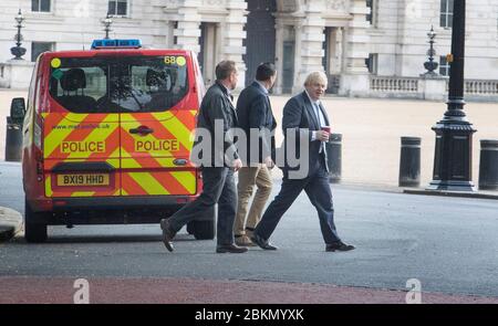 Le Premier ministre Boris Johnson fait une promenade matinale dans le parc St James à Londres avant de retourner à Downing Street, car le Royaume-Uni entre dans une septième semaine de verrouillage pour aider à stopper la propagation du coronavirus. Banque D'Images