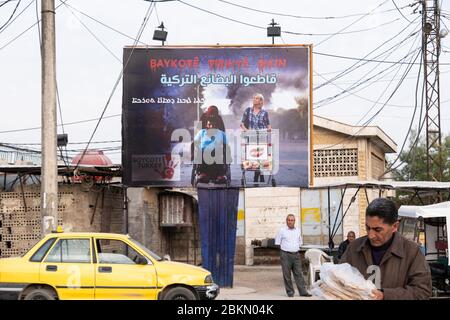 Un panneau publicitaire encourageant les gens à boycotter les marchandises turques pour protester contre l'embargo commercial en place contre Rojava/Nord-est de la Syrie. Qamishli, Syrie. Banque D'Images