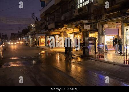 Une scène de rue du secteur de bijoux de Qamishli la nuit. Banque D'Images