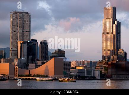 Le musée de l'espace, star Ferry et tour de l'horloge, toits de Kowloon, le port de Victoria, Hong Kong, Chine. Banque D'Images