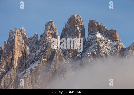 Vue sur le mont Odle à Val di Funes, Dolomites après une tempête automnale Banque D'Images