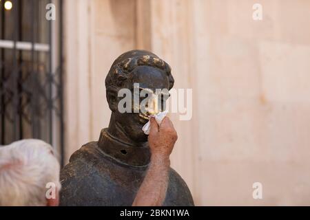 Une statue de Marin Drzic à Dubrovnik, Dalmatie, Croatie. Il était un dramaturge et écrivain croate de prose de la Renaissance. Les gens se frottent le nez comme un signe de g. Banque D'Images