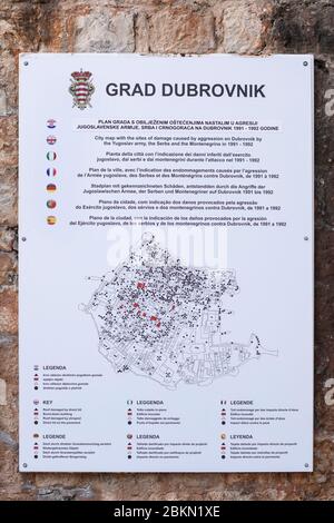 Dubrovnik, Croatie, 15 septembre 2019. Un panneau d'information avec la carte de la ville avec les sites de dommages causés par l'agression sur Dubrovnik par le Yogus Banque D'Images