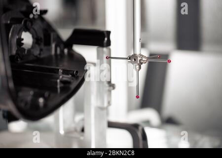 Gros plan des pièces en plastique de mesure de dimension 3D par CMM, système de mesure automatique 3D Banque D'Images