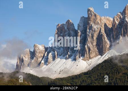 Vue sur le mont Odle à Val di Funes, Dolomites après une tempête automnale Banque D'Images