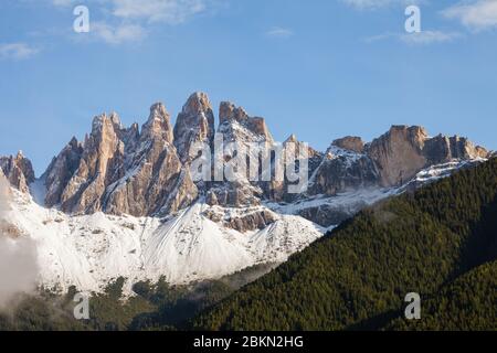 Vue sur le mont Odle à Val di Funes, Dolomites après une tempête automnale Banque D'Images