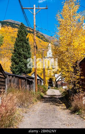 Une allée bordée de trembles jaunes à Silverton, Colorado à la recherche vers le tribunal de comté. USA. Banque D'Images