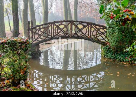 Magnifique petit pont en bois dans le parc. Banque D'Images