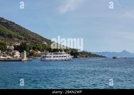 Bol, Croatie, 10 septembre 2019. Le port de l'île de bol à Brac avec des bateaux de croisière arrivant par une journée ensoleillée en été avec un ciel bleu. Banque D'Images