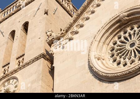 Détail de l'église St Mark de la ville de Korcula, Dalmatie, Croatie. La belle rosette aux éléments gothiques et un ciel bleu sur un d ensoleillé Banque D'Images