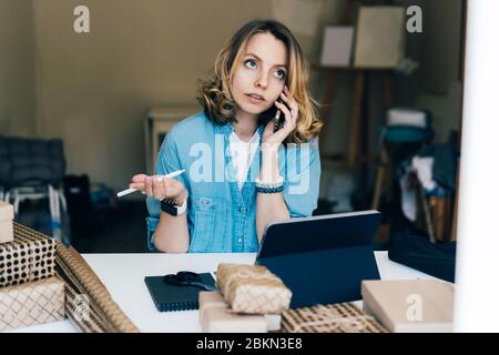 .une fille surprise parle au téléphone Banque D'Images