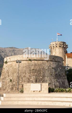 Un lieu de rencontre près de la mer sur l'île de la vieille ville de Korcula avec les murs du fort. Impression méditerranéenne. Ancienne cité vénitienne historique fortifiée Banque D'Images