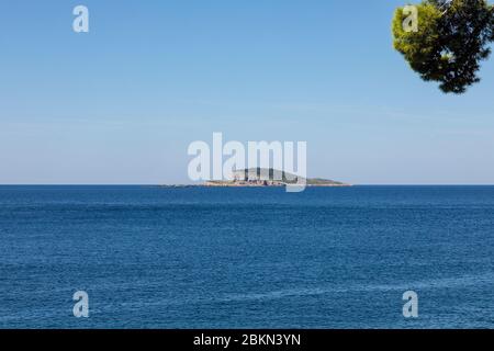 Bobara petite île près de Cavtat, Dalmatie Croatie par une journée ensoleillée en été entourée par la mer et le ciel bleu cristal. Îlot de forme unique Banque D'Images