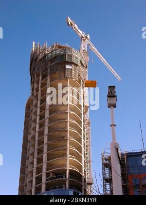 La tour Lipstick au No 1 Gunwharf Quays en construction, 2007: Portsmouth, Hampshire, Angleterre, Royaume-Uni Banque D'Images