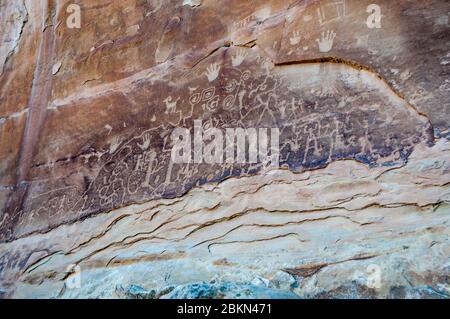 Les pectroglyphes à Pictograph point sur le sentier de la boucle pétroglyphe, parc national de Mesa Verde. Sculpté par le peuple Anasazi Pueblo. Banque D'Images