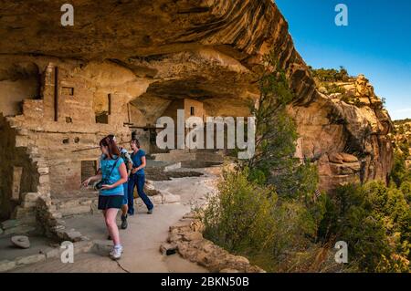 Touristes vus dans le site de la Maison de balcon. Parc national de Mesa Verde, Colorado, États-Unis. Banque D'Images