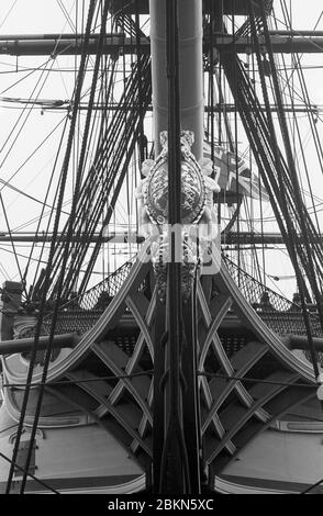 Gros plan des arcs et de la figure de H.M.S. Victory, chantier naval historique de Portsmouth, Hampshire, Angleterre, Royaume-Uni. Photographie de film noir et blanc Banque D'Images