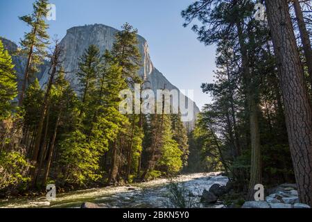 Vue sur El Capitan et Merced River qui traverse la vallée, le parc national de Yosemite, site classé au patrimoine mondial de l'UNESCO, Californie, États-Unis, Amérique du Nord Banque D'Images