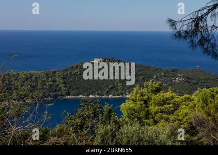 L'île de Lokrum près de la vieille ville de Dubrovnik sur la mer Adriatique en Croatie vue d'en haut. Une île verte avec un fort, tourné un jour ensoleillé en somme Banque D'Images