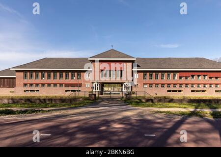 Eindhoven, pays-Bas, 9 avril 2020. Vue de face de l'école internationale Eindhoven, située à l'Oirschotsedijk vue de la voie sur un su Banque D'Images
