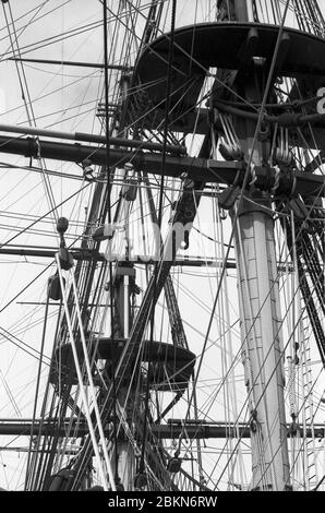 H.S. Victory, le fleuron de Nelson à la bataille de Trafalgar dans le quai no 2 de Dry Dock, base navale de Portsmouth, Hampshire, Angleterre : gros plan des plateaux de combat, montrant des mâts et des trucages avant le retrait des mâts topmats pour restauration en 2011. Photographie de film noir et blanc Banque D'Images