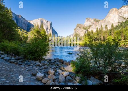 Vue sur El Capitan surplombant la rivière Merced, le parc national de Yosemite, site classé au patrimoine mondial de l'UNESCO, Californie, États-Unis, Amérique du Nord Banque D'Images