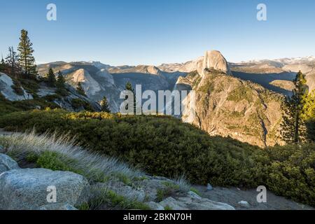 Vue sur Half Dome et Yosemite Valley depuis Glacier point, parc national de Yosemite, site classé au patrimoine mondial de l'UNESCO, Californie, États-Unis, Amérique du Nord Banque D'Images