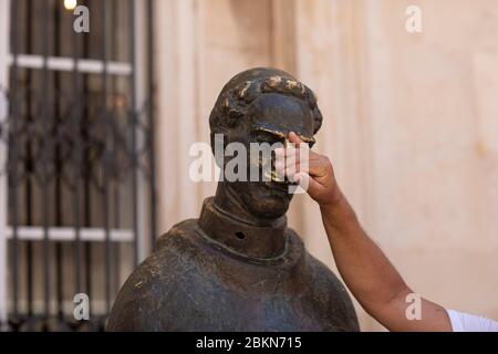 Une statue de Marin Drzic à Dubrovnik, Dalmatie, Croatie. Il était un dramaturge et écrivain croate de prose de la Renaissance. Les gens se frottent le nez comme un signe de g. Banque D'Images