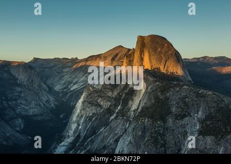 Vue sur Half Dome et Yosemite Valley depuis Glacier point, parc national de Yosemite, site classé au patrimoine mondial de l'UNESCO, Californie, États-Unis, Amérique du Nord Banque D'Images