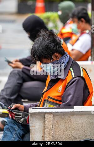 Les chauffeurs de taxi de moto portant un masque facial attendant les clients pendant la pandémie Covid 19, Bangkok, Thaïlande Banque D'Images