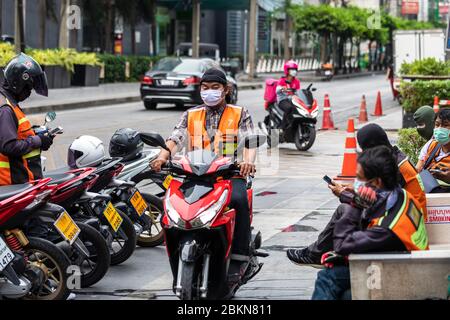 Les chauffeurs de taxi de moto portant un masque facial attendant les clients pendant la pandémie Covid 19, Bangkok, Thaïlande Banque D'Images