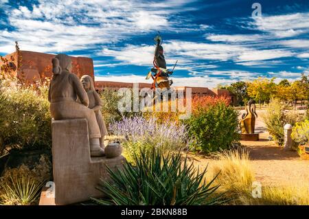 Le jardin d'entrée et des statues du Musée des arts et de la Culture Indienne, Santa Fe, Nouveau Mexique, USA. Banque D'Images