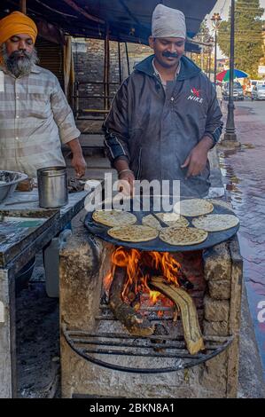 24 déc 2010 Homme préparant le paratha d'aloo, nanded, maharashtra, inde, asie Banque D'Images