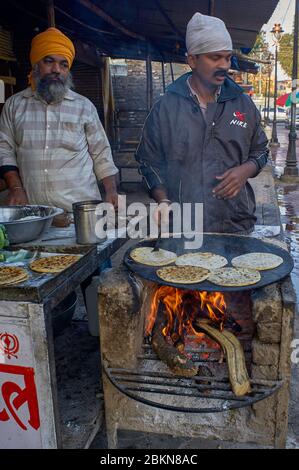 24 déc 2010 Homme préparant le paratha d'aloo, nanded, maharashtra, inde, asie Banque D'Images