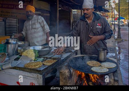 24 déc 2010 Homme préparant le paratha d'aloo, nanded, maharashtra, inde, asie Banque D'Images