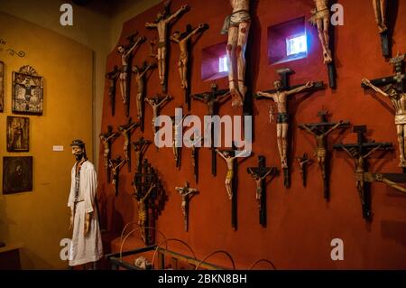 Nouveau style mexicain des crucifix représentant le croisement entre l'art autochtone et colonial styles, Nouveau Mexique History Museum, Santa Fe, USA. Banque D'Images