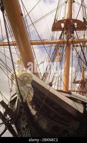 H.S. Guerrier dans le chantier naval de Portsmouth, Hampshire, Angleterre, vu de très bonne qualité sur l'arc de port, gros plan de la tête de figuier. Banque D'Images