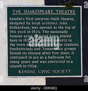Plaque descriptive. Le théâtre Shakespeare. Yard 76, Highgate, Kendal, Cumbria, Angleterre, Royaume-Uni, Europe. Banque D'Images