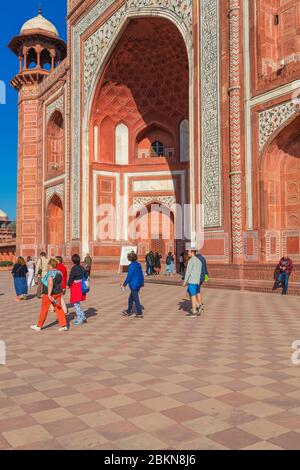 Porte principale, darwaza du Taj Mahal, Agra, Uttar Pradesh, Inde Banque D'Images